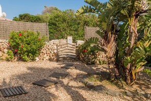 Property grounds - Central Location Near the Coast – Villa Eduard (Binibeca)