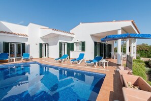 Pool - Central Location Near the Coast – Villa Eduard (Binibeca)