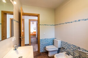 Een douche, een haardroger, handdoeken