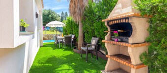 Charming Holiday Home Bahamas 2 with Wi-Fi, Pool, Balcony, Terraces & Garden