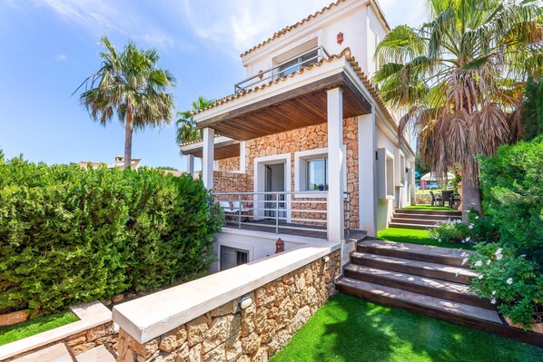 Terrace/patio - Charming Holiday Home Bahamas 2 with Wi-Fi, Pool, Balcony, Terraces & Garden (Son Serra de Marina)