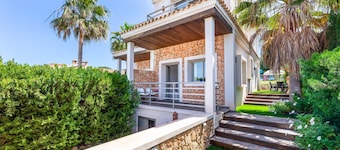Charming Holiday Home Bahamas 2 with Wi-Fi, Pool, Balcony, Terraces & Garden