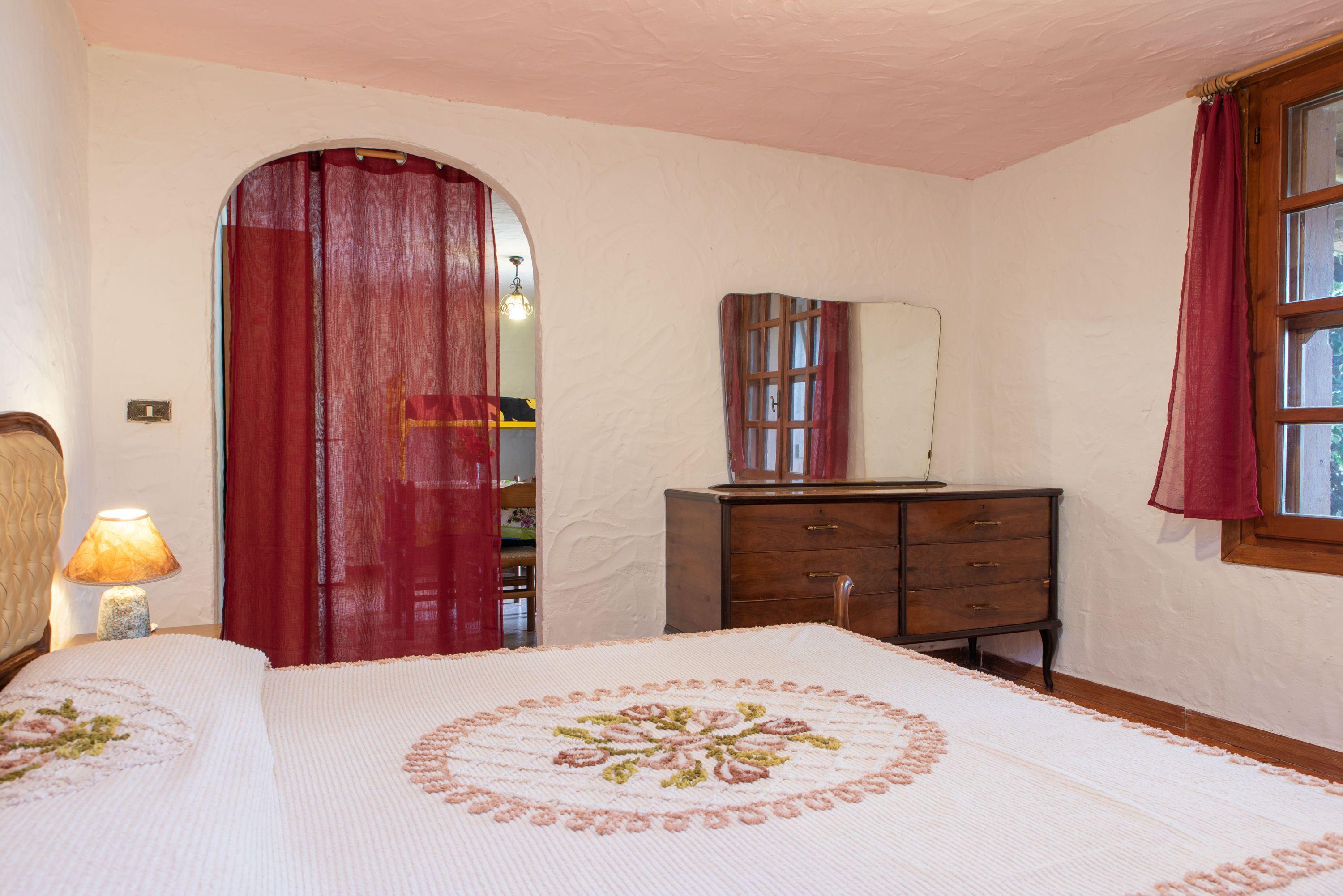 1 sovrum, strykjärn/strykbräda och sängkläder