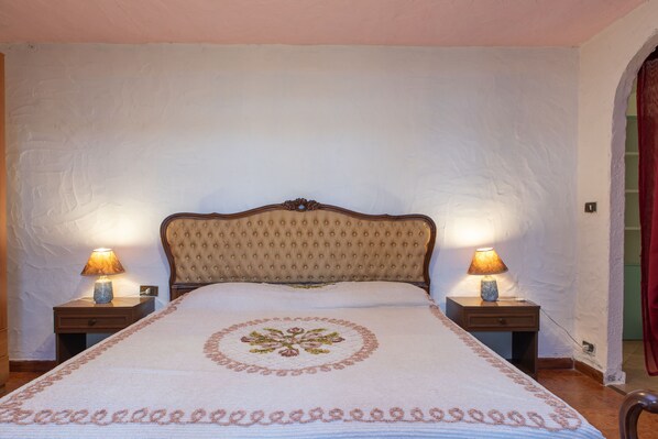 1 chambre, fer et planche à repasser, draps fournis