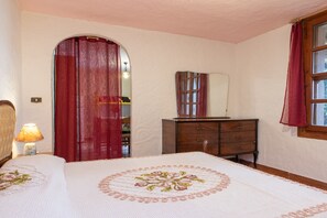 1 bedroom, iron/ironing board, bed sheets - Holiday Apartment "Runcina 1" with Sea View in Green Landscape (san teodoro)