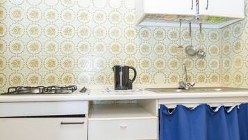 Kühlschrank, Ofen, Herdplatte, Kochgeschirr/Geschirr/Besteck