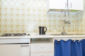 Réfrigérateur, four, plaque de cuisson