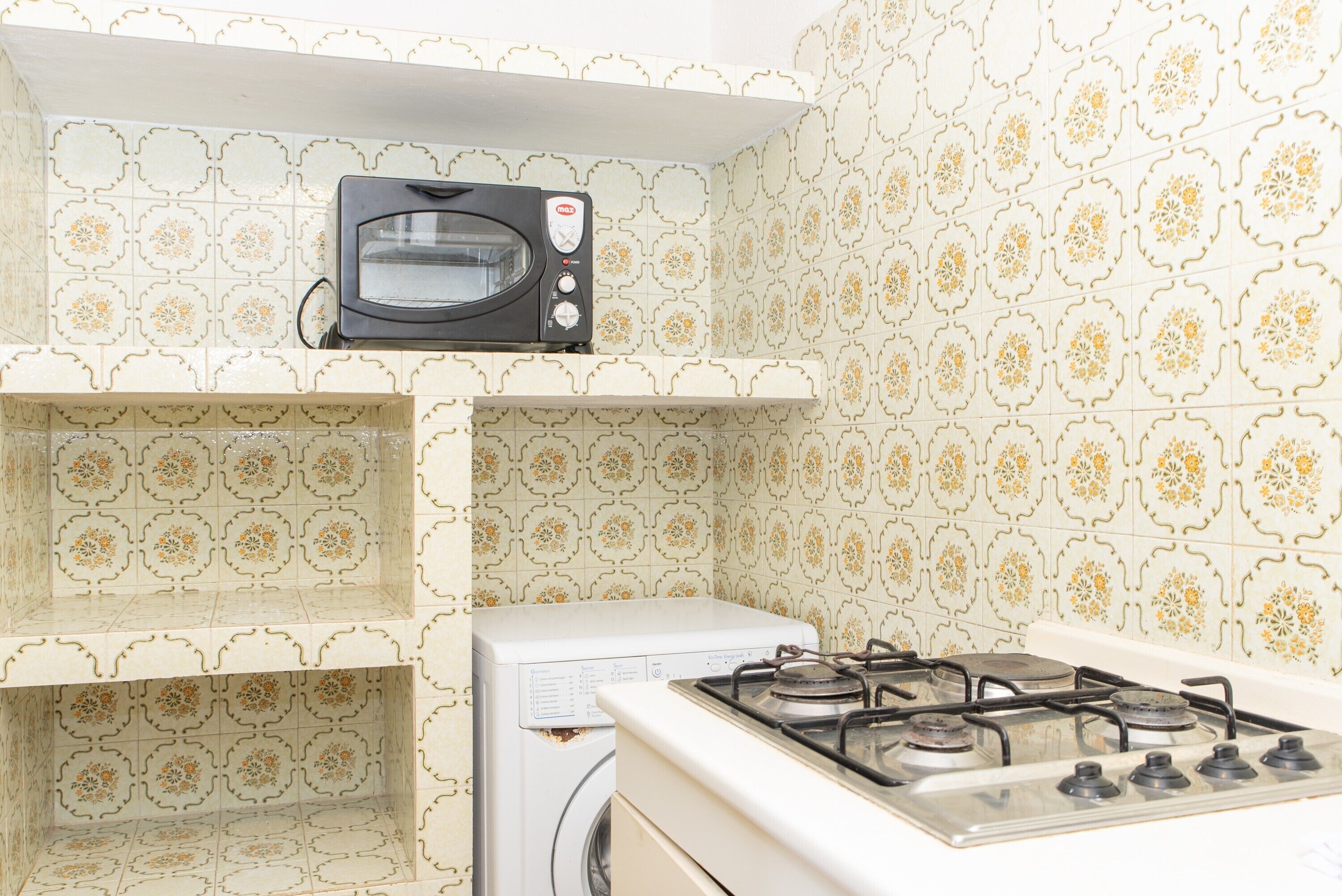 Kühlschrank, Ofen, Herdplatte, Kochgeschirr/Geschirr/Besteck