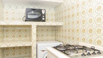 Kühlschrank, Ofen, Herdplatte, Kochgeschirr/Geschirr/Besteck