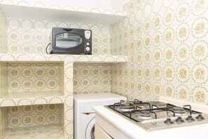 Fridge, oven, stovetop, electric kettle