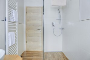 Dusch, hårtork och handdukar