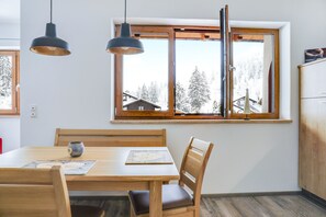 Dining - Modern Holiday Apartment "Schachen" with Mountain View, Wi-Fi & Balcony (Garmisch-Partenkirchen)