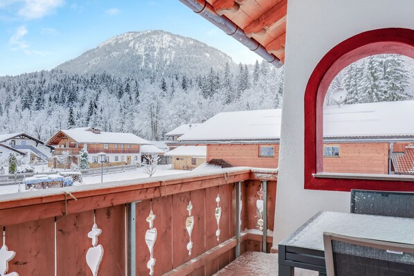 Property grounds - Modern Holiday Apartment "Schachen" with Mountain View, Wi-Fi & Balcony (Garmisch-Partenkirchen)