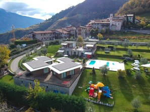 Un quartier résidentiel comprenant plusieurs maisons, une piscine et un terrain de jeux.