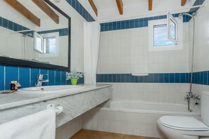 Bañera, secador de pelo, toallas