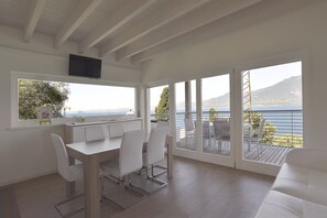Interior - Apartment with Lake View, Pool, Balcony, Garden, Terrace & Wi-Fi (Torri del Benaco)