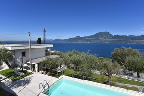 Pool - Apartment with Lake View, Pool, Balcony, Garden, Terrace & Wi-Fi (Torri del Benaco)