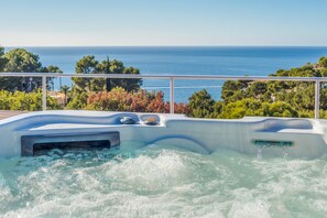 Outdoor spa tub - Air-Conditioned Villa with Sea View, Pool, Jacuzzi, Rooftop Gym/Terrace & Wi-Fi (Costa De La Calma, CALVIÀ)