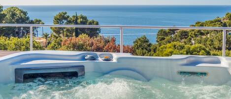 Bañera de hidromasaje al aire libre