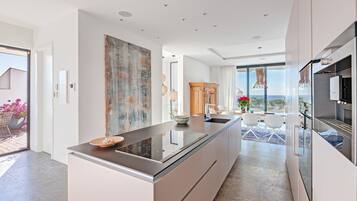 Køleskab, mikrobølgeovn, ovn, kogeplade