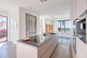 Fridge, microwave, oven, stovetop - Air-Conditioned Villa with Sea View, Pool, Jacuzzi, Rooftop Gym/Terrace & Wi-Fi (Costa De La Calma, CALVIÀ)