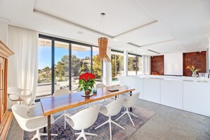 Dining - Air-Conditioned Villa with Sea View, Pool, Jacuzzi, Rooftop Gym/Terrace & Wi-Fi (Costa De La Calma, CALVIÀ)