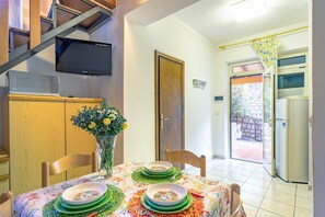 Dining - Apartment Home "Simona Giardino" with Terrace and Wi-Fi (Fetovaia)