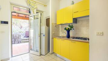 KĂŒhlschrank, Herdplatte, Wasserkocher mit Kaffee-/Teezubehör, Hochstuhl