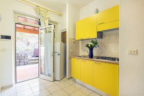 Fridge, stovetop, coffee/tea maker, high chair - Apartment Home "Simona Giardino" with Terrace and Wi-Fi (Fetovaia)