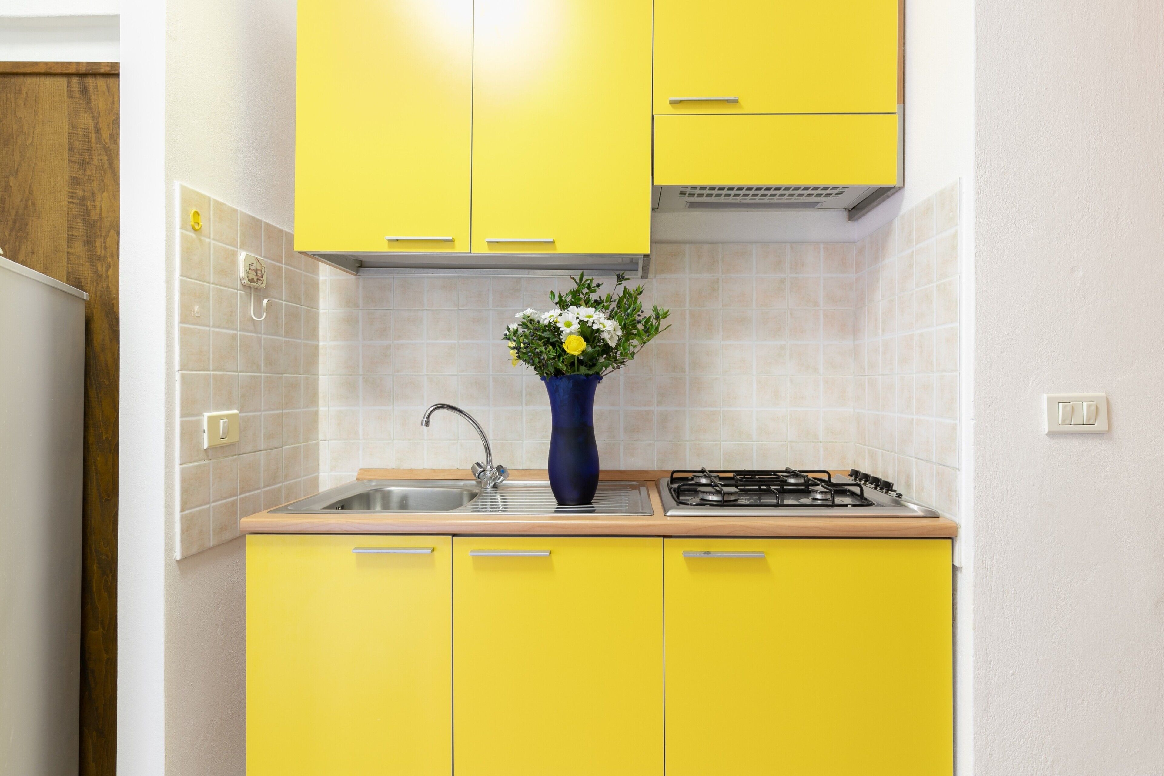 Refrigerador, parrilla de estufa, cafetera y tetera y periquera 