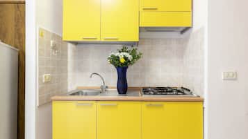 Refrigerador, parrilla de estufa, cafetera y tetera y periquera