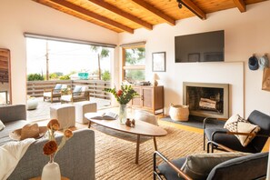 Smart TV y chimenea 
