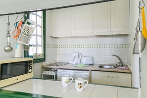 Geladeira, micro-ondas, cooktop, cafeteira/chaleira
