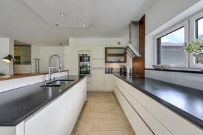 Fridge, microwave, oven, stovetop - Holiday Apartment "Panorama" with Wi-Fi, Terrace, Sauna & Whirlpool (Inzell)