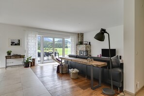 Fernseher, Kamin, DVD-Player, Stereoanlage