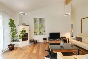 Fernseher, Kamin, DVD-Player, Stereoanlage