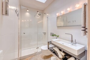 Douche, sèche-cheveux, serviettes fournies