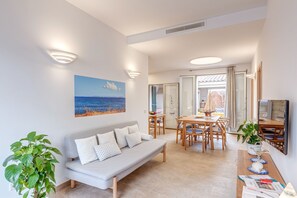 TV - Cottage Just a Few Meters from the Sea with Wi-Fi, Air Conditioning and Terrace (Sa Ràpita)