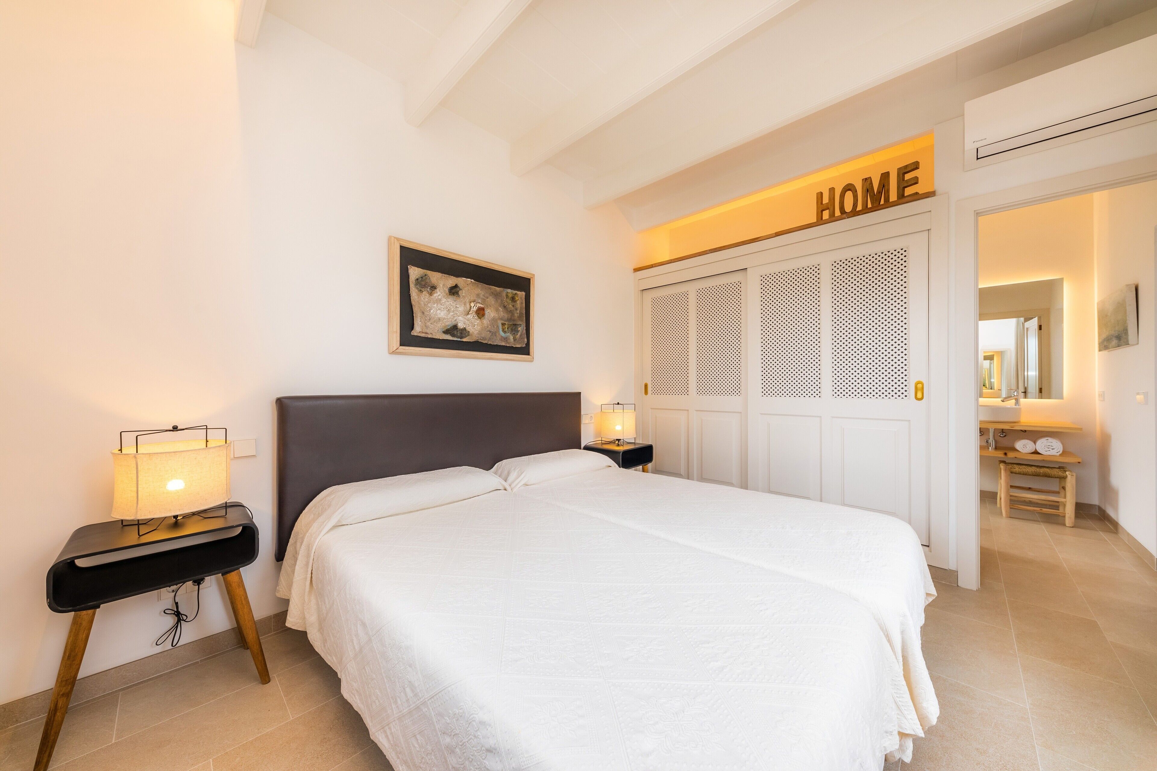 2 slaapkamers, een strijkplank/strijkijzer, gratis wifi, beddengoed