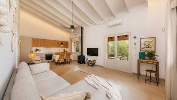 TV, peis, DVD-spiller og stereoanlegg