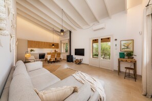 Televisión, chimenea, reproductor de DVD, estéreo