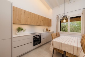 Fridge, oven, stovetop, dishwasher