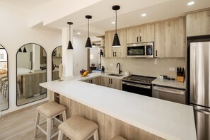 Refrigerador, microondas, horno, placa de cocina