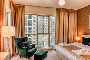 2 chambres, coffres-forts dans les chambres, fer et planche à repasser