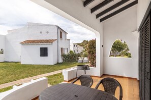 Outdoor dining - The flair of Ibiza on the coast — Casa Morrás 42 (Felanitx)