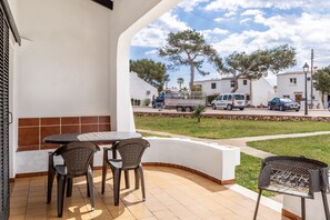 Outdoor dining - The flair of Ibiza on the coast — Casa Morrás 42 (Felanitx)