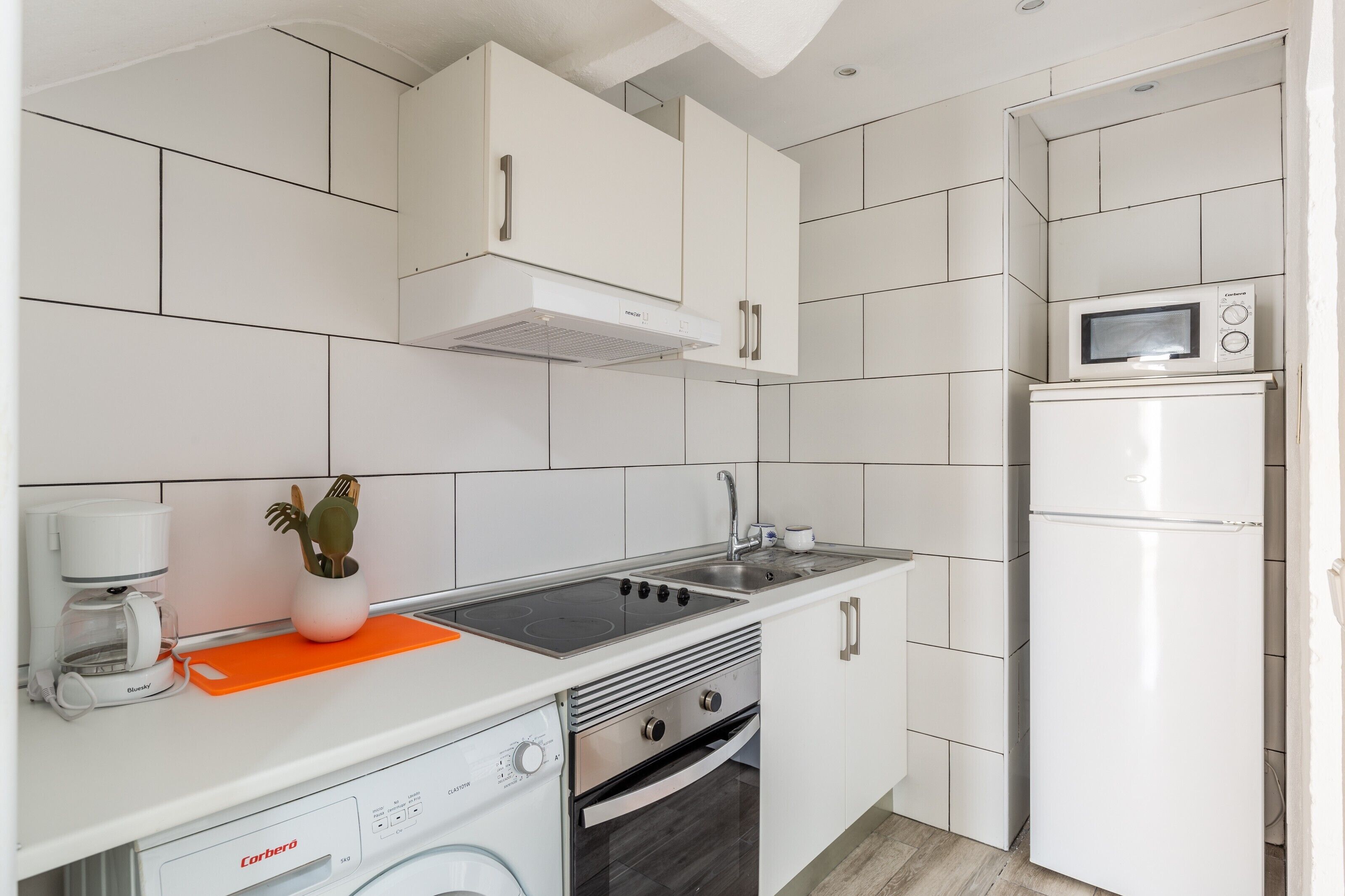 Kühlschrank, Ofen, Herdplatte, Wasserkocher mit Kaffee-/Teezubehör