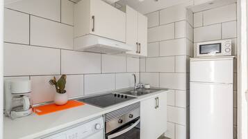 Kühlschrank, Ofen, Herdplatte, Wasserkocher mit Kaffee-/Teezubehör