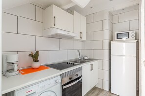 Een koelkast, een oven, een kookplaat, een koffiezetapparaat/waterkoker