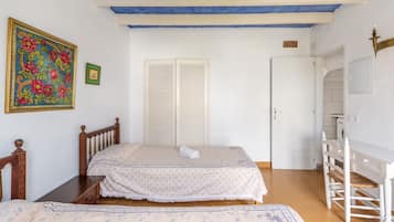 2 bedrooms, iron/ironing board, free WiFi, bed sheets